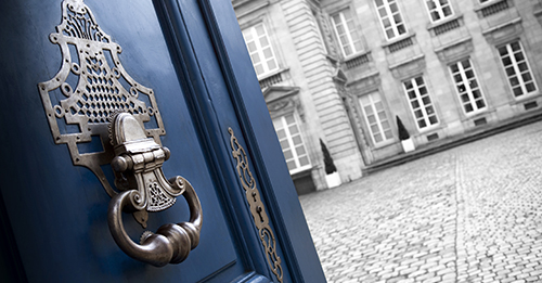 picture of a door open to an old French mansion in Bordeaux